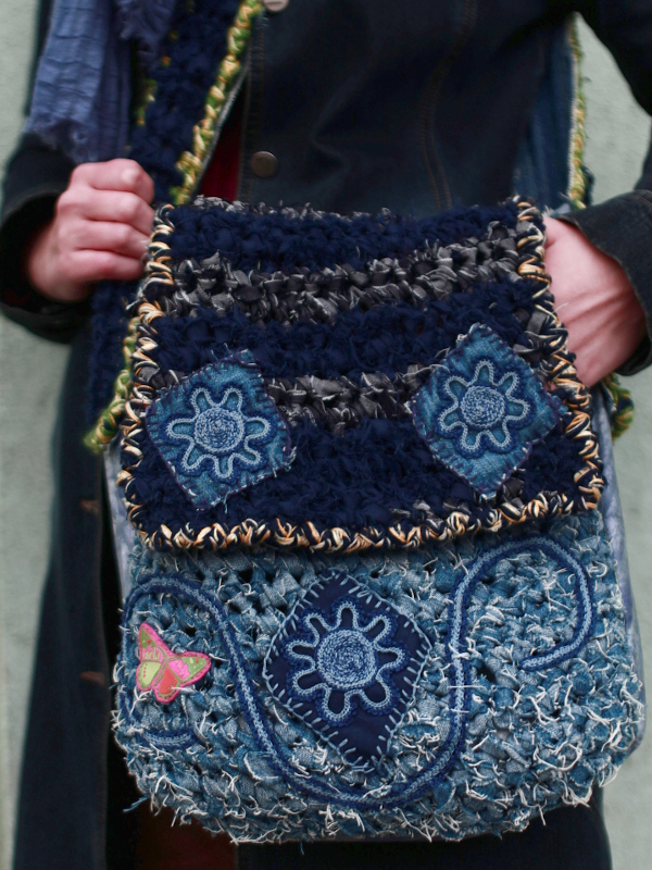 Джинсовая сумка в технике rag crochet с декоративными елементами.