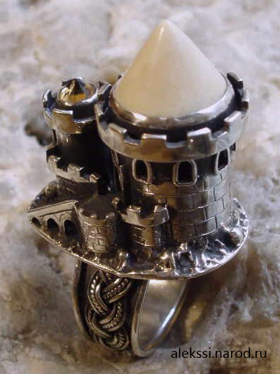 Перстень из серебра в форме средневекового замка
